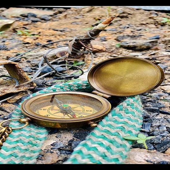 Morski mosiężny kompas łańcuszkowy nie cały mosiężny kompas kieszonkowy z grawerowanym antycznym mosiężnym kompasem na łańcuszku ze skórzanym etui