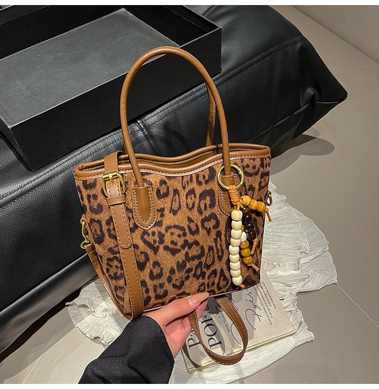 

Premium sense portable bucket bag women 2025 autumn and winter new versatile tote bag popular shoulder bag retro messenger bag цветной печати леопарда