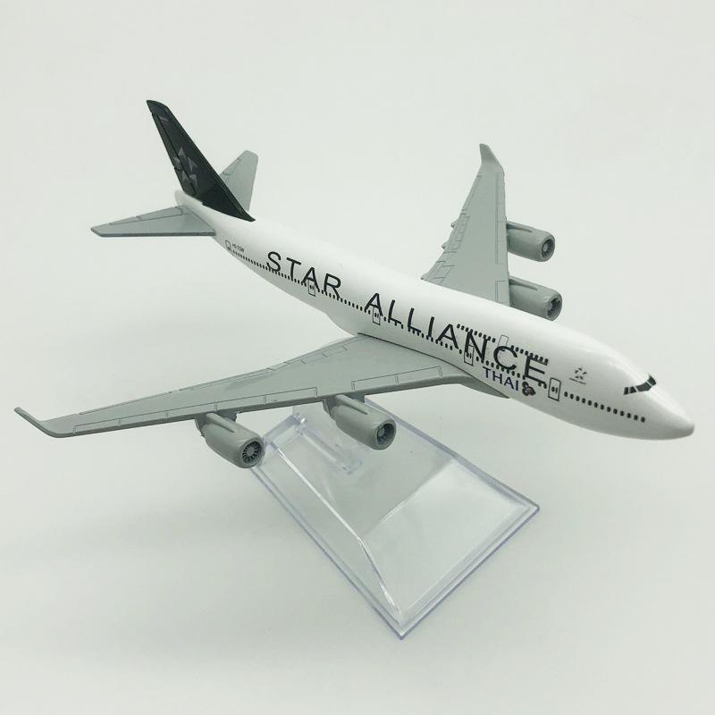 1/400 Thai Star Alliance Airways B747 Diecast Metal Alloy Airplane Model Plane With Landing Gear Aviation Model Desktop Display