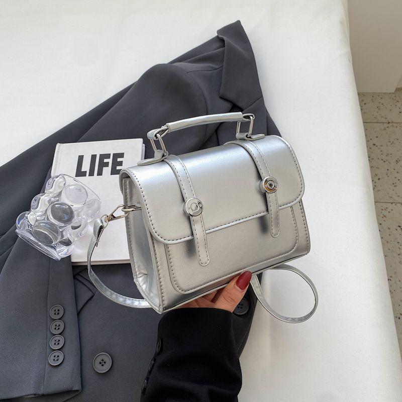 

Niche American texture hand-held bag women s 2025 new trendy and versatile British style commuter bag shoulder crossbody bag no pendant срібний