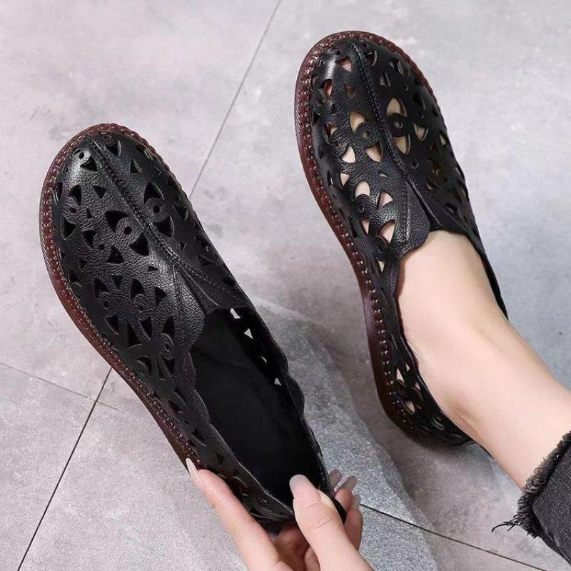 Summer Breathable Hollow Mother Sandals Women's Flat Bottomed Round Head Soft Bottom Large Women's Hole Shoes
