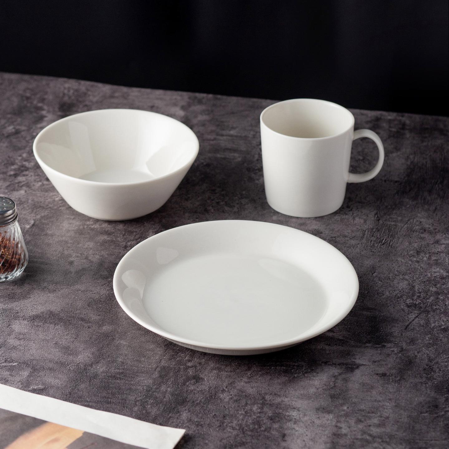 

Простой набор керамической посуды: Однотонные миски, кружки, обеденные тарелки, мелкие тарелки в западном стиле и стаканы для воды. White Mug