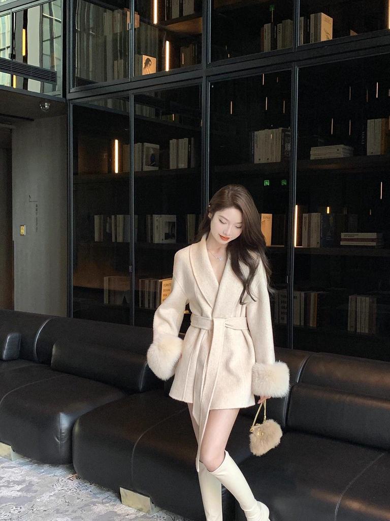 Elegant Women's Wool Cardigan Coat with Apricot, Fur-Trimmed Detail and Waist Cinching – Perfect for Autumn and Winter.