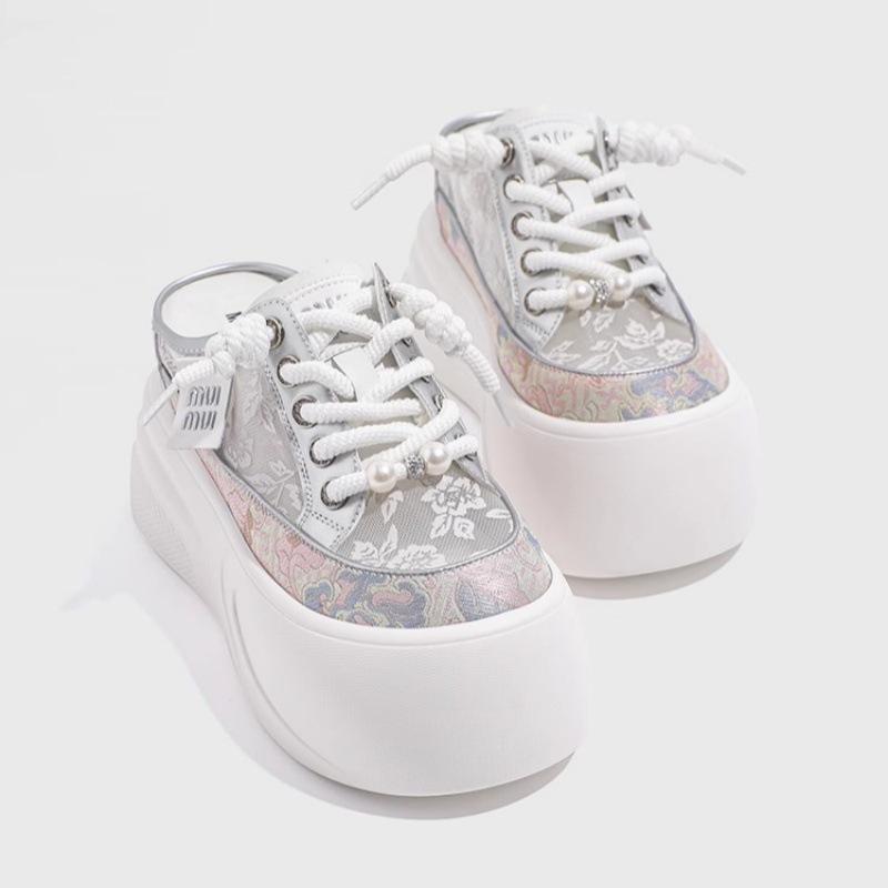 

Маленькие белые туфли женские 2025 новая летняя универсальная ажурная обувь на платформе-маффин, повседневные кеды, внутренняя высота увеличивающая женская обувь 39