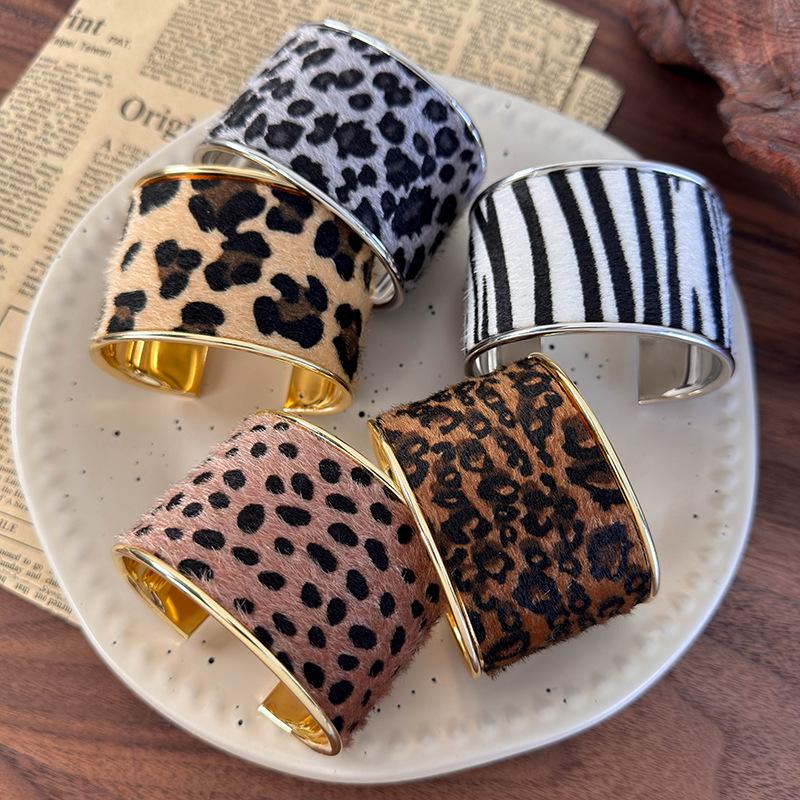 Elegante Braccialetto a Polsino Retro in Pelle Scamosciata con Stampa Leopardo e Zebra per Donna - Gioiello Statement Autunno/Inverno