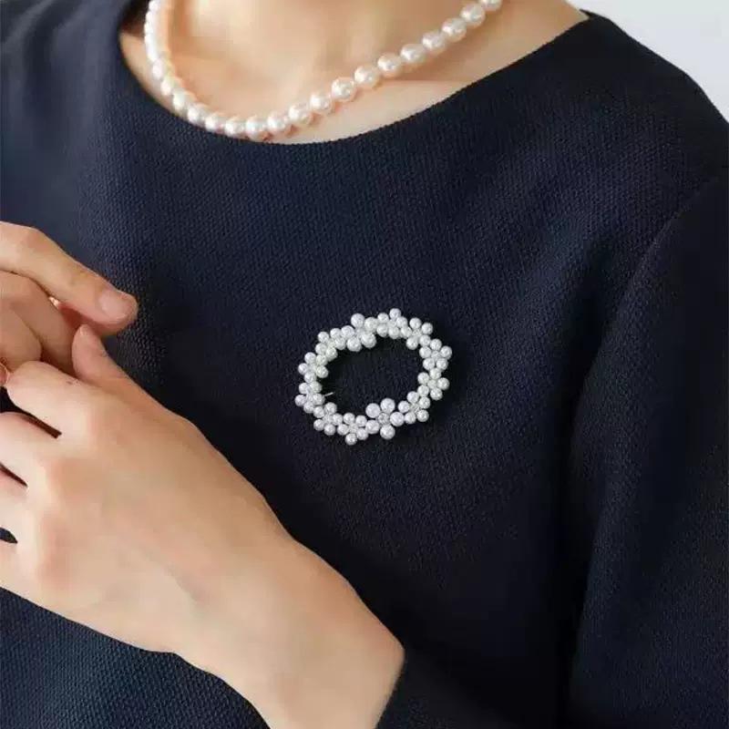 High-End Women's Pearl Oval Wreath Brooch - Vintage Design Pin for Suit or Sweater