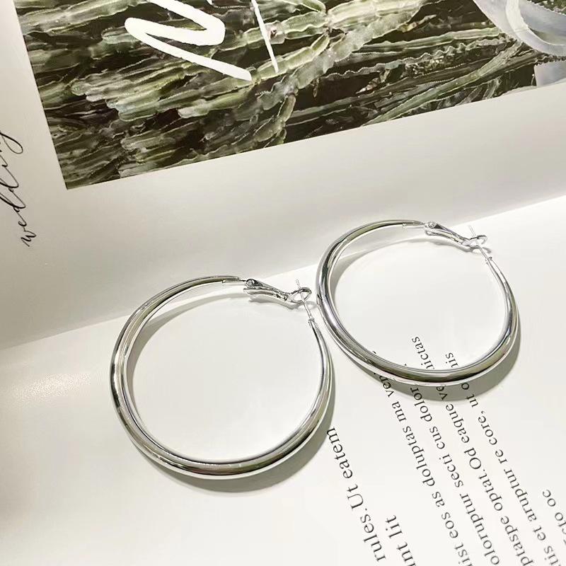 Trendy 2025 Exaggerated Metal Hoop Earrings for Women – Simple, Versatile & Stylish