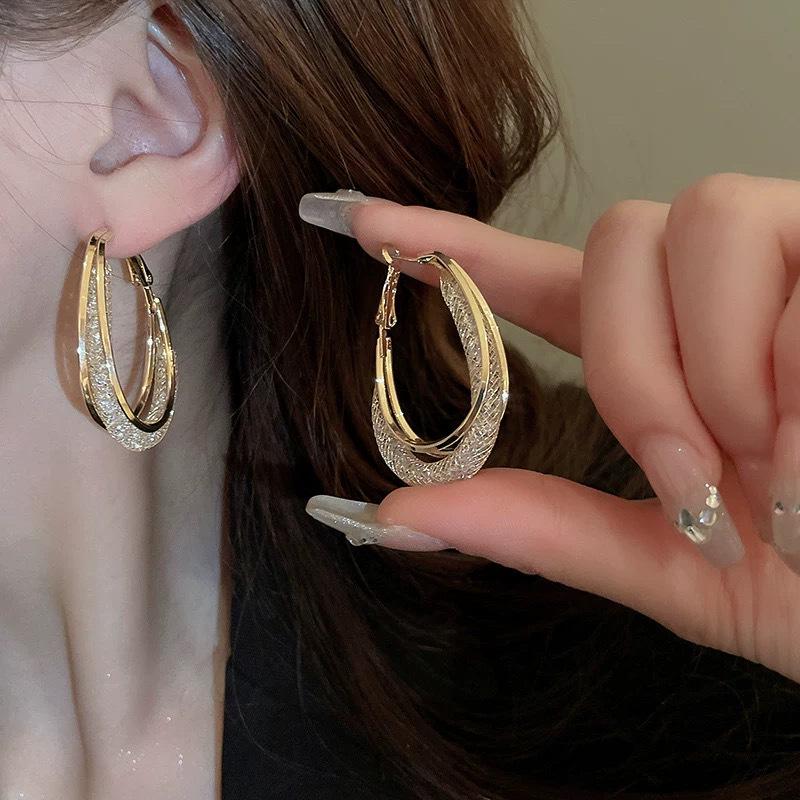 Boucles d'oreilles de luxe tendance 2024 accrocheuses pour femmes: Boucles d'oreilles à clous tendance et polyvalentes pour l'automne et l'hiver