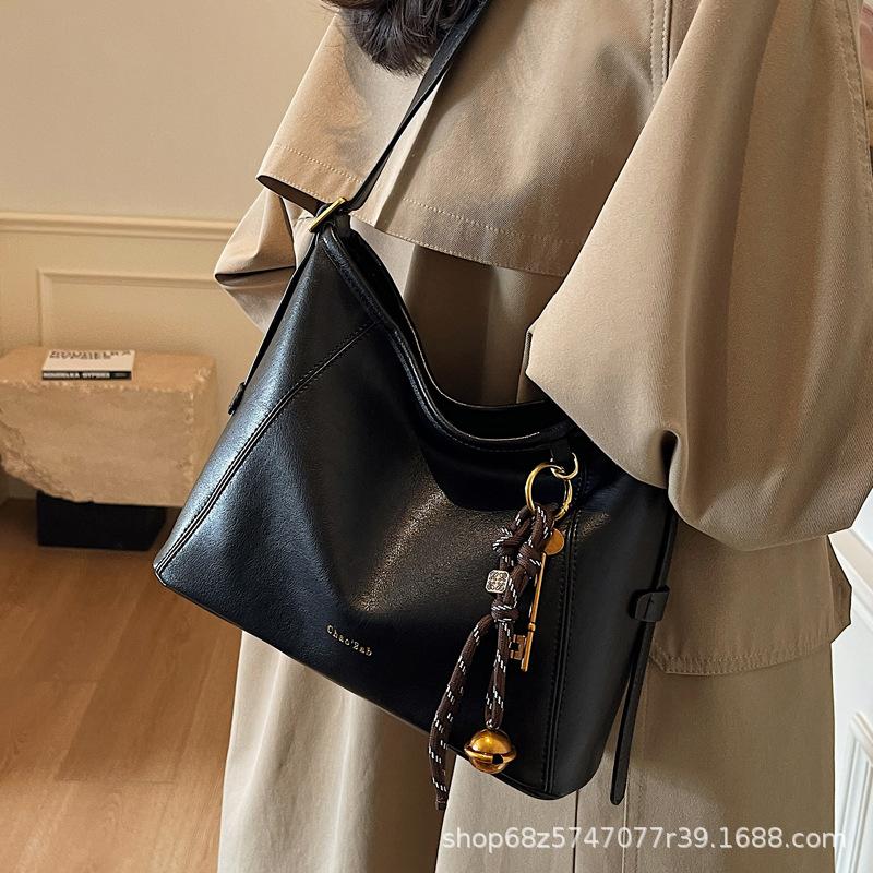 Large-capacity bag women's autumn and winter versatile 2025 new simple shoulder messenger bag premium texture commuter bucket bag