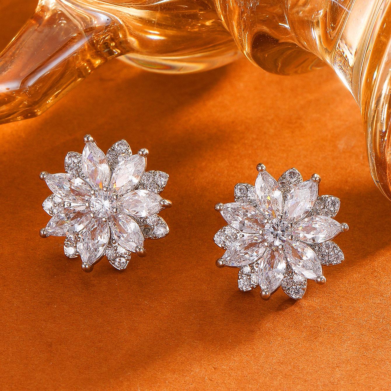 Европейско-американские серьги-гвоздики Цветок с цирконами: Стильные Универсальные Модные Украшения для Женщин