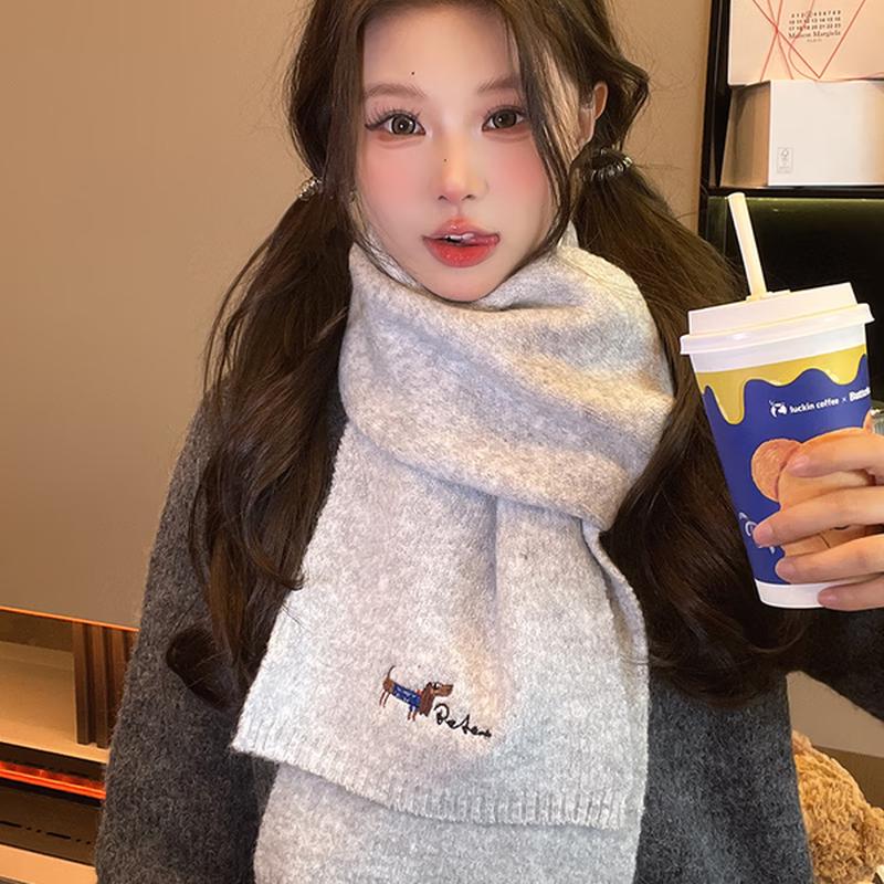 

XIN SHENG XIANG Embroidered Puppy Knit Scarf