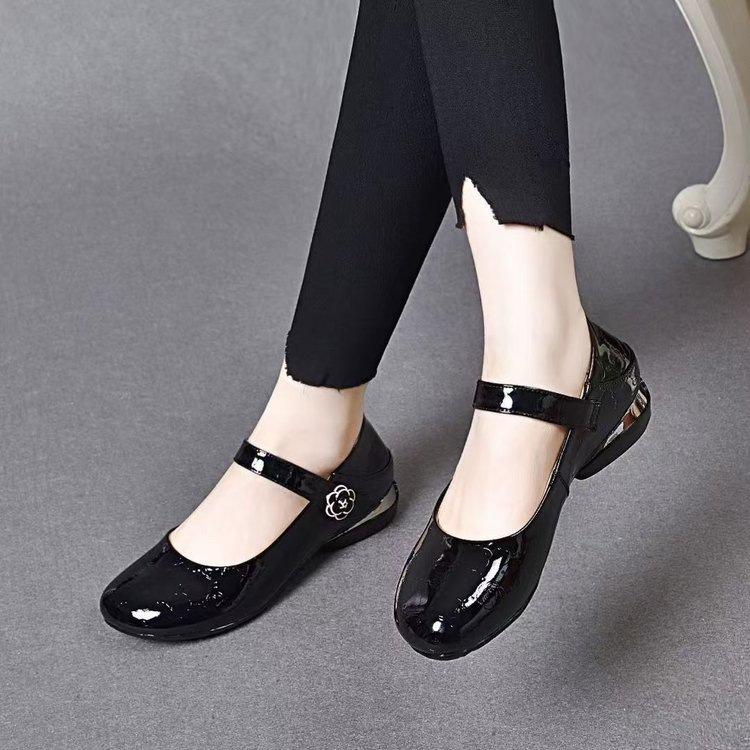 Soft leather Velcro single shoes 2025 autumn new patent leather glossy Mary Jane shoes round head flat bottom soft sole small leather shoes