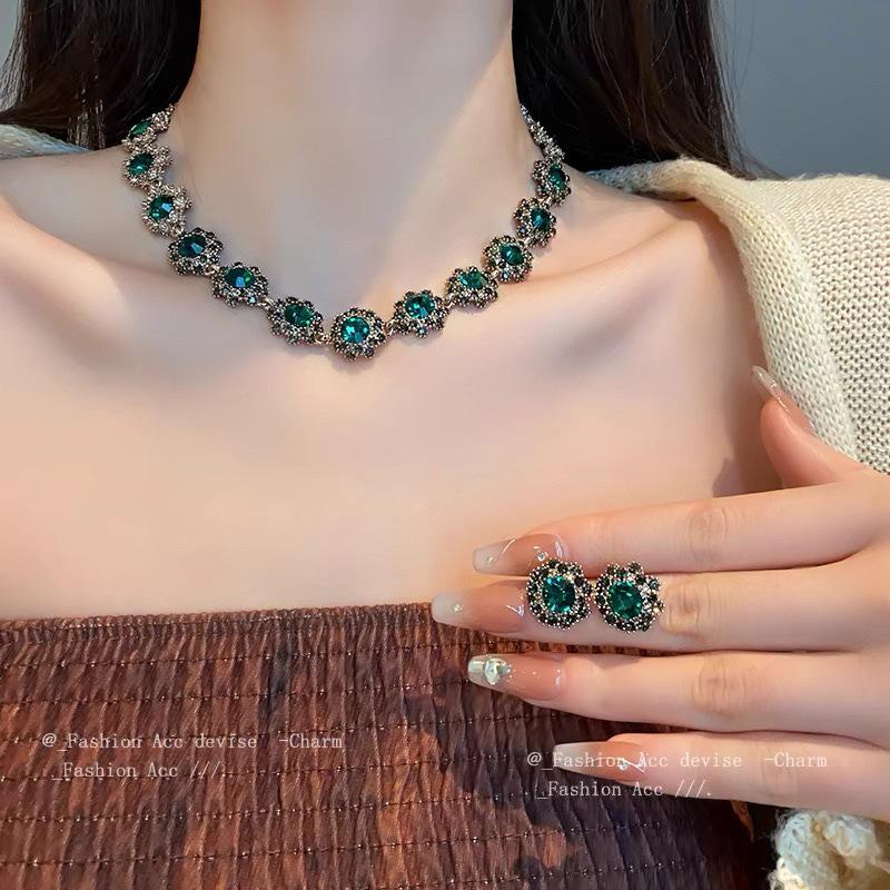 European & American Geometric Water Drop Diamond Necklace: Retro Court Style, High-End Luxury Clavicle Chain for Women.