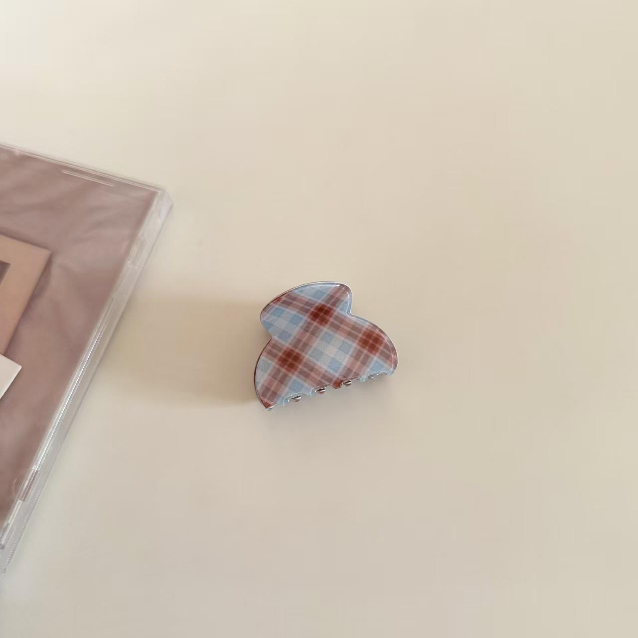 

Brown & Blue Plaid PVC Claw Clip: Retro High Ponytail Shark Hair Accessory for Women