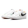 Nike Blazer Low '77 GS Die Welt ist dein Spielplatz Weiß Schwarz Helles Karmesin Stadiongrün DJ5201-106