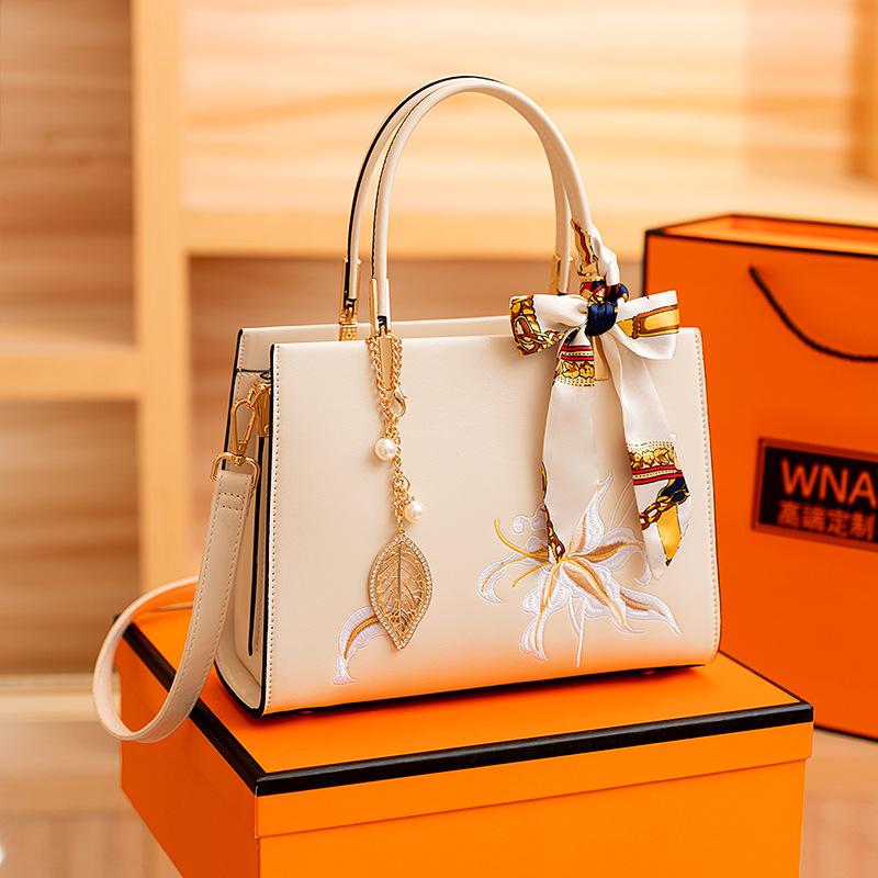 

Mother s Day gift: Embroidered new Chinese-style large-capacity handbag for women, elegant and high-end crossbody tote bag 28*12*20CM белый