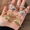Elegante herzförmige Ohrringe mit gold-/silberfarbenem Draht umwickelt, Ohrschmuck für modebewusste Frauen