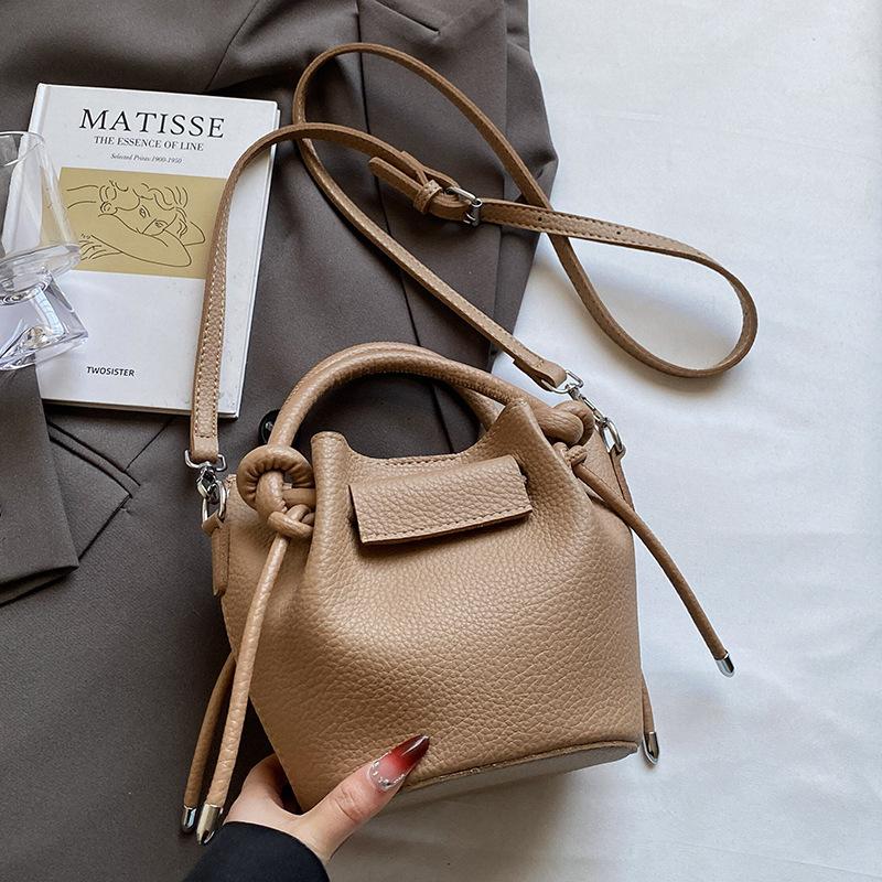 

2025 новая французская повседневная простая темпераментная портативная плиссированная сумка-ведро высокого класса с узором личи, женская сумка-мессенджер