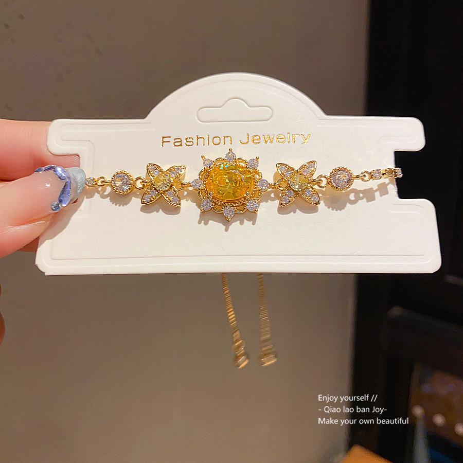 Flower Pendant Necklace With Gold Plating And Zirconia For Elegant Womens Fashion