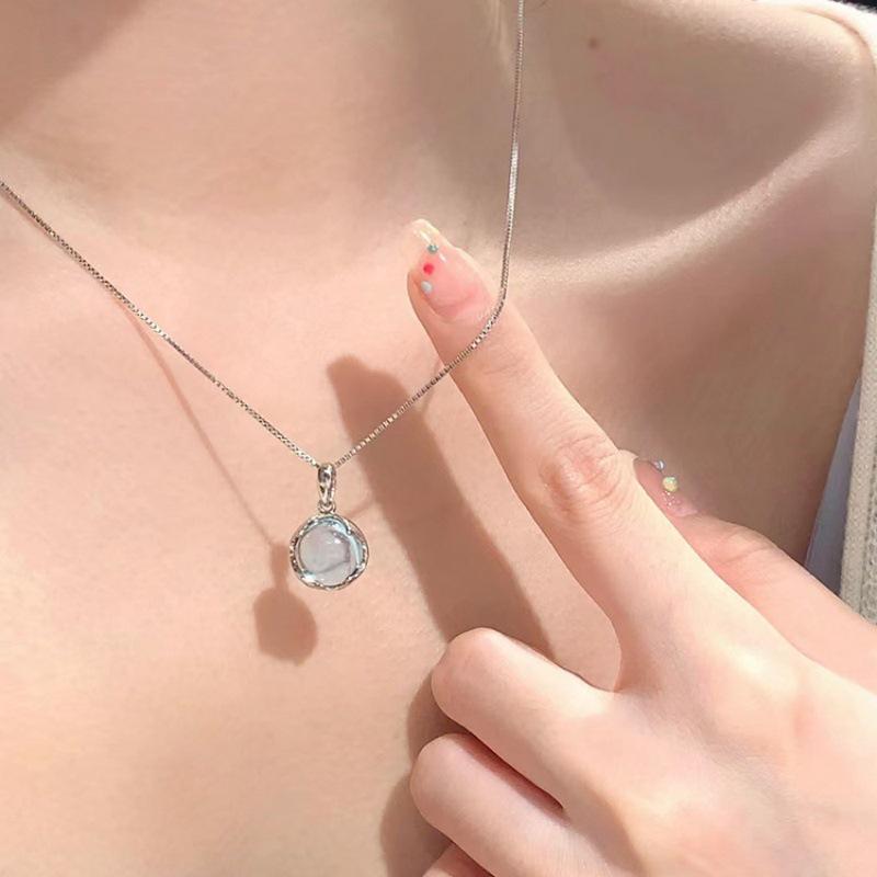 Blue Crystal Pendant Necklace: Elegant Clavicle Chain, Trendy Niche Design, Perfect Gift for Girls & Best Friends.