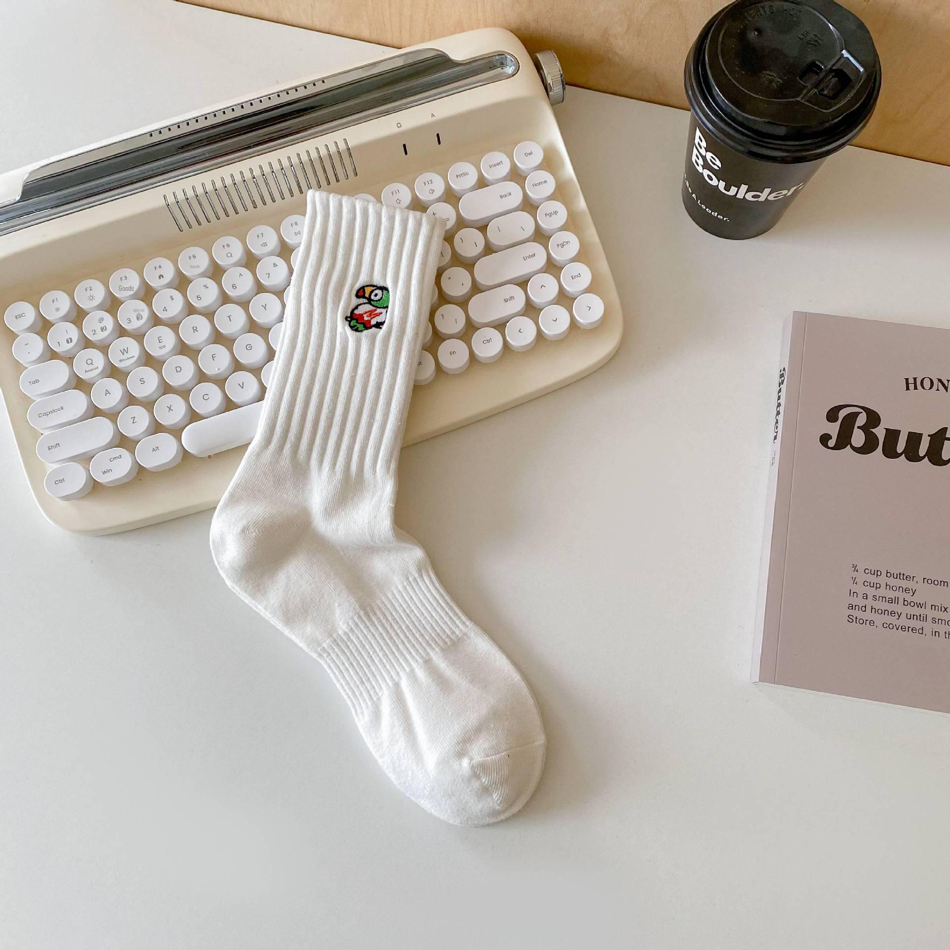 

Мужские носки средней длины с дезодорирующим эффектом и впитыванием пота для уличного спорта: Черно-белый ретро-американский мультяшный стиль для пар