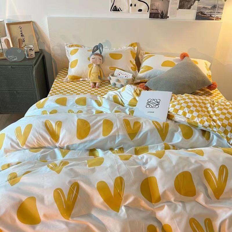 Modrý kostkovaný jahodový medvěd Čtyřdílný povlak na přikrývku Prostěradlo pro ubytovnu Třídílné povlečení