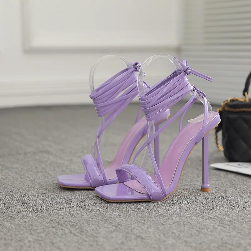 Модные летние босоножки на высоком каблуке с перекрестной шнуровкой на щиколотке — фото 10