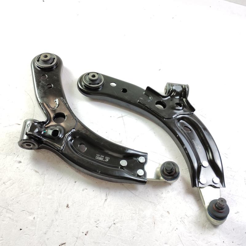 Auto Parts Front Lower Control Arm Suitable for MG ZS 10072310-A Right Side