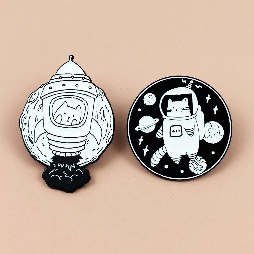 Creative Space Series: Astronaut Cat Brooch - Cute Black & White Cartoon Fashion Badge Accessory