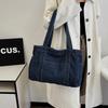 En denimväska med stor kapacitet En avslappnad och mångsidig toteväska för skola, pendling och en axelväska