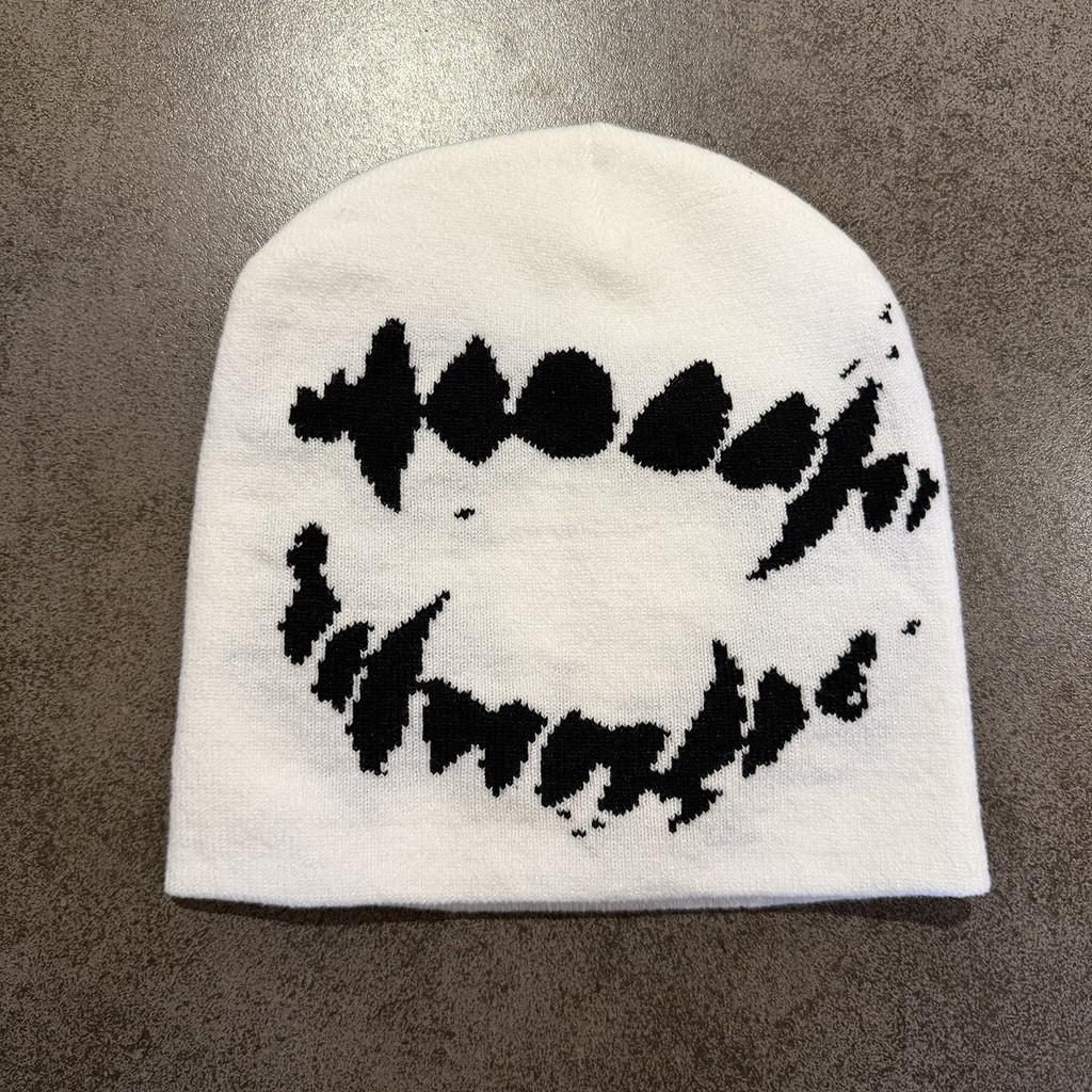 

Halloween Killer Teeth Knitted Hat With High Top Design For Winter And Party Use білий