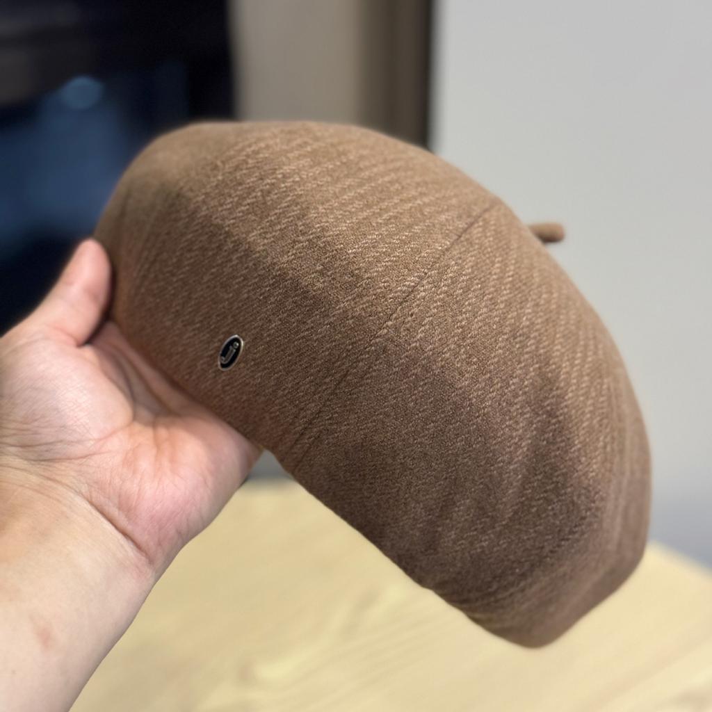 New Japanese Retro J Letter Beret for Women in Autumn and Winter Elegant Fashionable and Versatile Little Painter's Hat with A Face