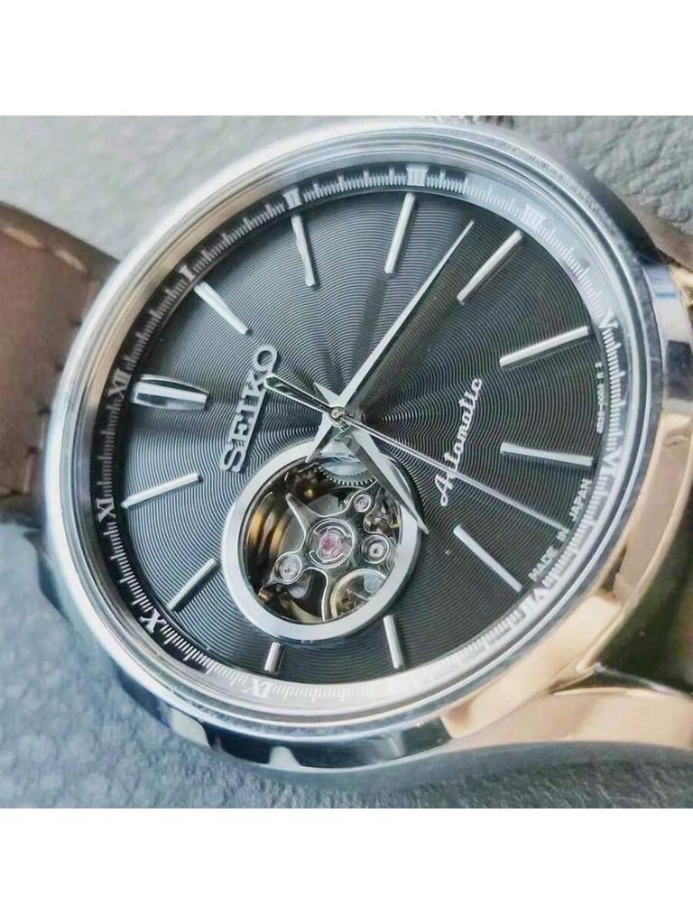 Seiko Pánské mechanické vodotěsné hodinky řady Presage SSA083J2 s řemínkem z pravé kůže.
