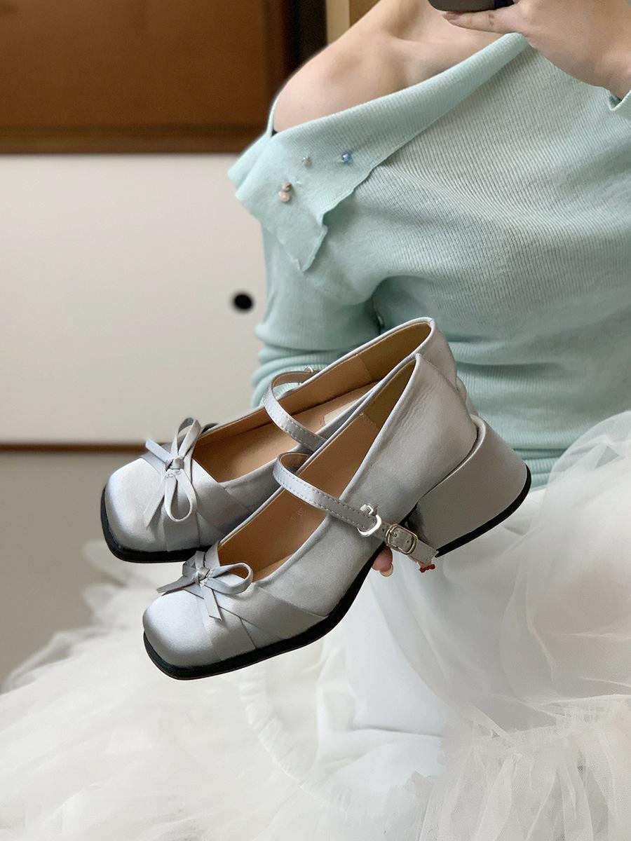

French gentle satin single shoes women s middle heel 2025 new spring evening fairy style thick heel Mary Jane high heels 35 серебряный