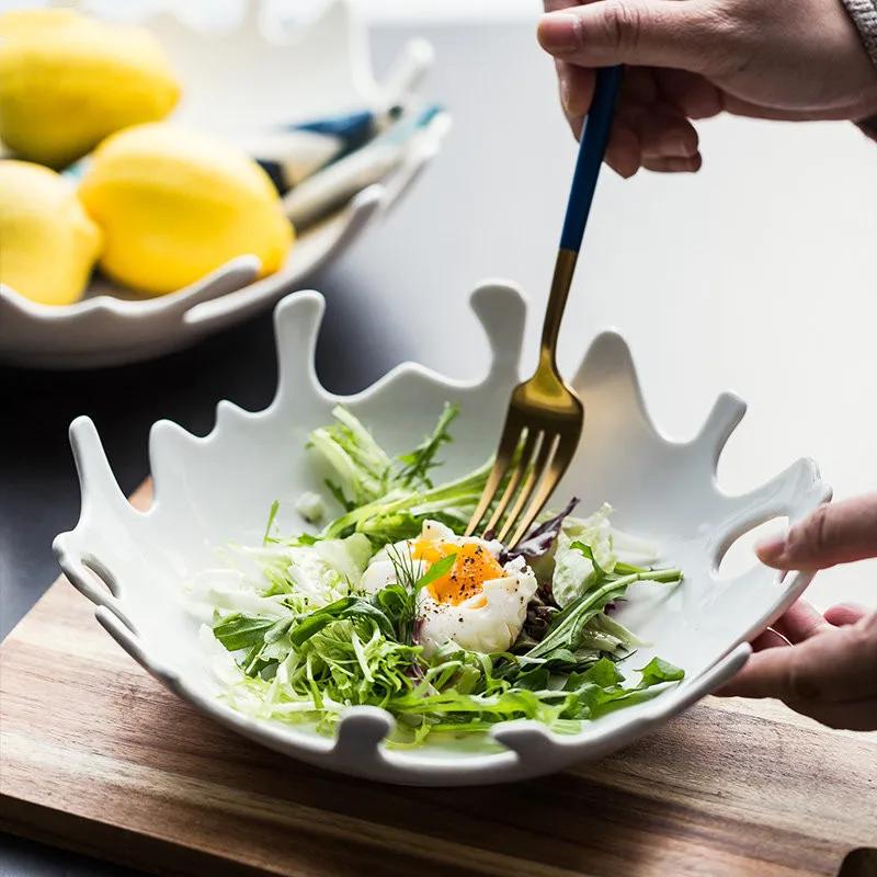Kreatives weißes unregelmäßiges Keramikgeschirr, Salate, Desserts, Früchte, Koralle, Familiengerichte, Restaurantteller, Küchenutensilien