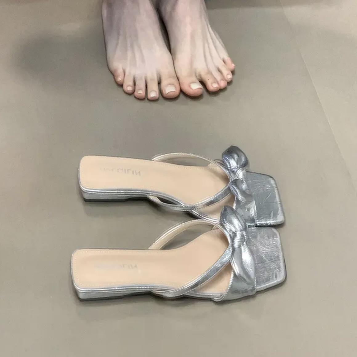 

Женские тапочки 2026Новая мода Тапочки с бантом Новые плоские шлепанцы Женская мелкая обувь с ремешком- slingback Комфортные дизайнерские сандалии Женские 35 серебряный