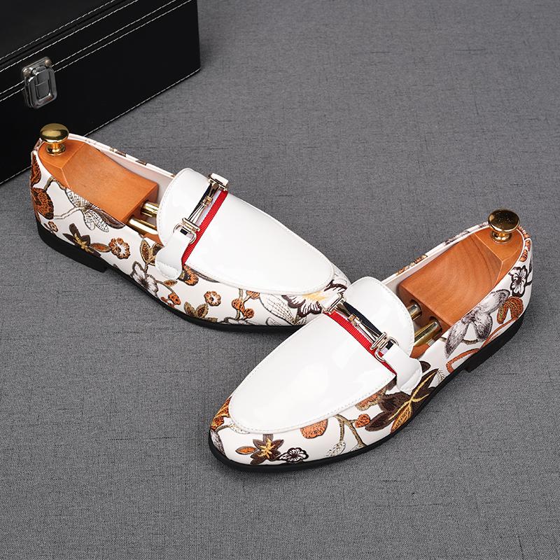 Fashion New White Black Print Pattern Patent Leather Slip On Shoes For Men Male Wedding Dress Prom Homecoming Shoes Zapatos Hombre