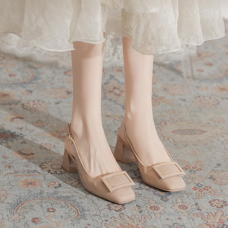 Nude quadratischer Absatz High Heels Damen dicker Absatz 2025 Sommer neu Lackleder französische Schnalle schlicht hinten leer Taschenkopf Sandalen