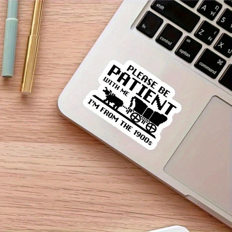 

Пожалуйста, будьте терпеливы ко мне, я из 1900-х Стикер Прочный для ноутбука, автомобиля, багажа и многого другого - Идеально подходит для подростков, взрослых, для креативного декора и в качестве подарка 5PC