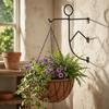 Abstrakte Form Schmiedeeisen Blumenregal Rostbeständige Dekorative Hängekorbhalter Saubere Linien Blumenständer Terrasse