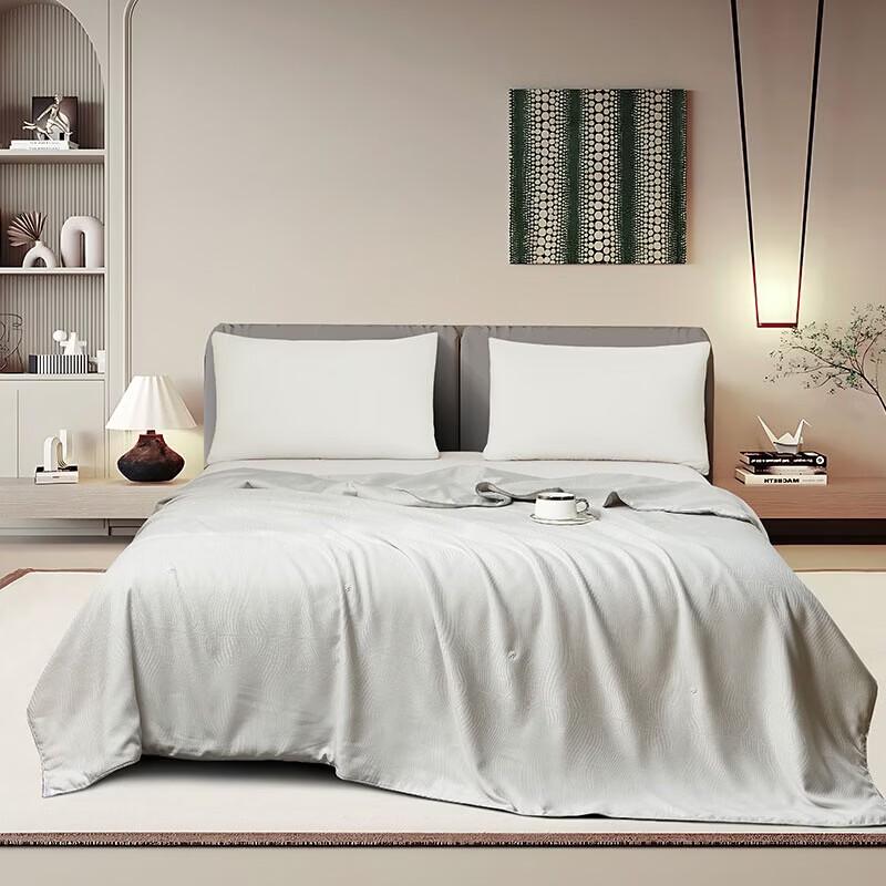 Louis Kellog Brocade Jacquard Fiber Quilt