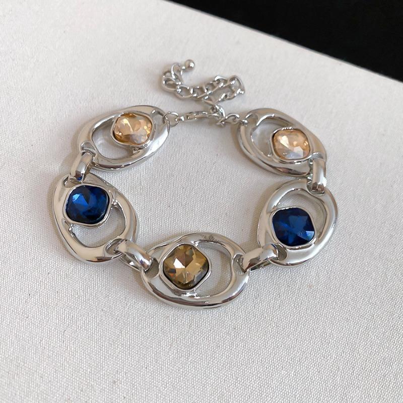 Diamond-encrusted oval hollow retro bracelet, personalized temperament bracelet, light luxury high-end jewelry wholesale