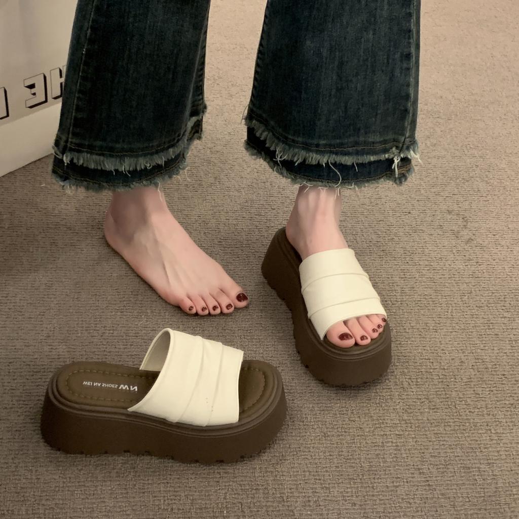 Sandals women's small man shows height 2025 new super fire beautiful sandals silver slippers seaside beach women's skirt