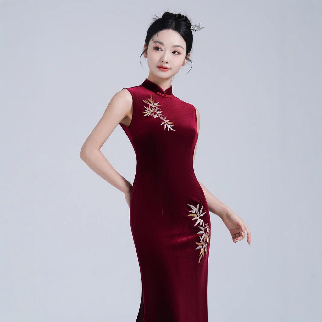 Daily waist and thin simple and generous dress for women's temperament of the Republic of China, elegant and improved black velvet embroidered