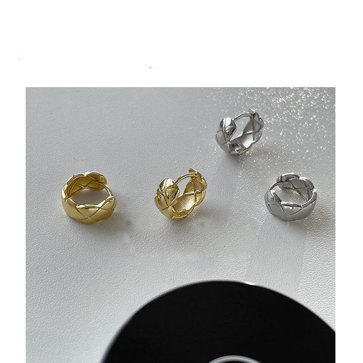 Retro Diamond Earrings: Fashionable, Cold Style Ear Clips with Silver Needles for Women; Trendy, Unique, Internet Celebrity Inspired Design.