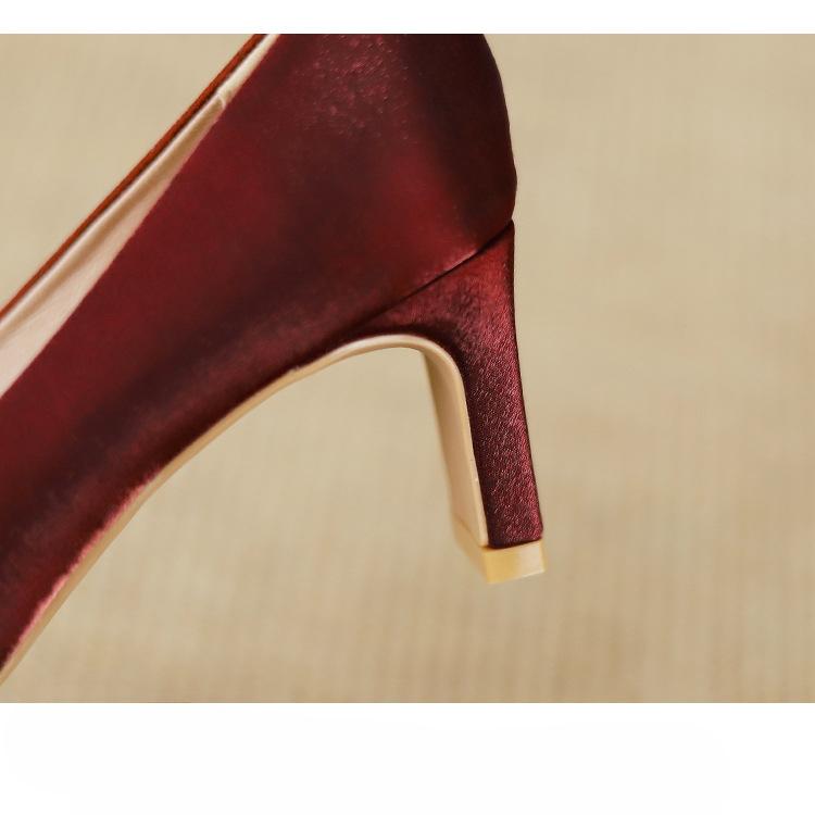 Französische Satin-High-Heels, dicke Absätze im Feenstil, rote Hochzeitsschuhe, kleine Temperamentschuhe mit quadratischer Spitze
