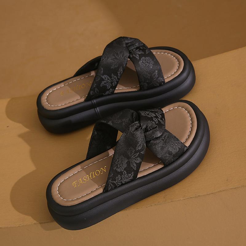 

Popular new Chinese cool slippers women s outer wear 2025 summer new versatile thick bottom with skirt muffin one-word drag 35