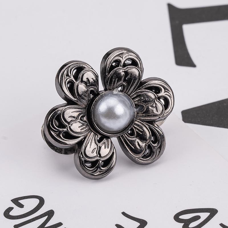 Detachable Six-Petal Waist Buckle: No Nails or Stitches Needed. Perfect for Waist Adjustments & Decoration.