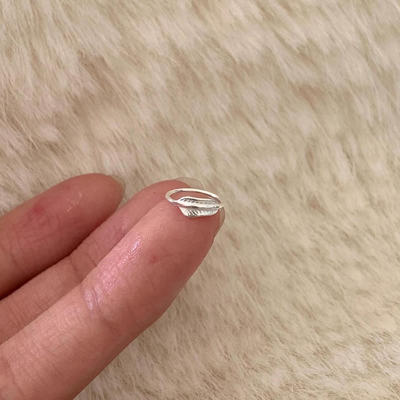 

Маленькие и простые женские серьги-пряжки в форме листа, изысканный дизайн ниши, серьги-листья из металла, серьги Ins Cold Wind