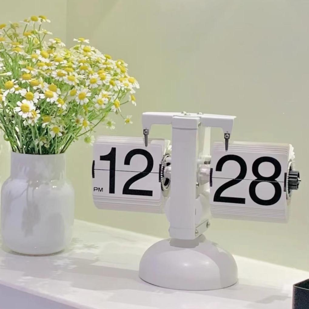 Creative Retro European Automatic Mechanical Desk Clock - Modern Simple Living Room Ornament